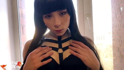 Seksual Brunette pul üçün dərindən və həssas şəkildə əmilir